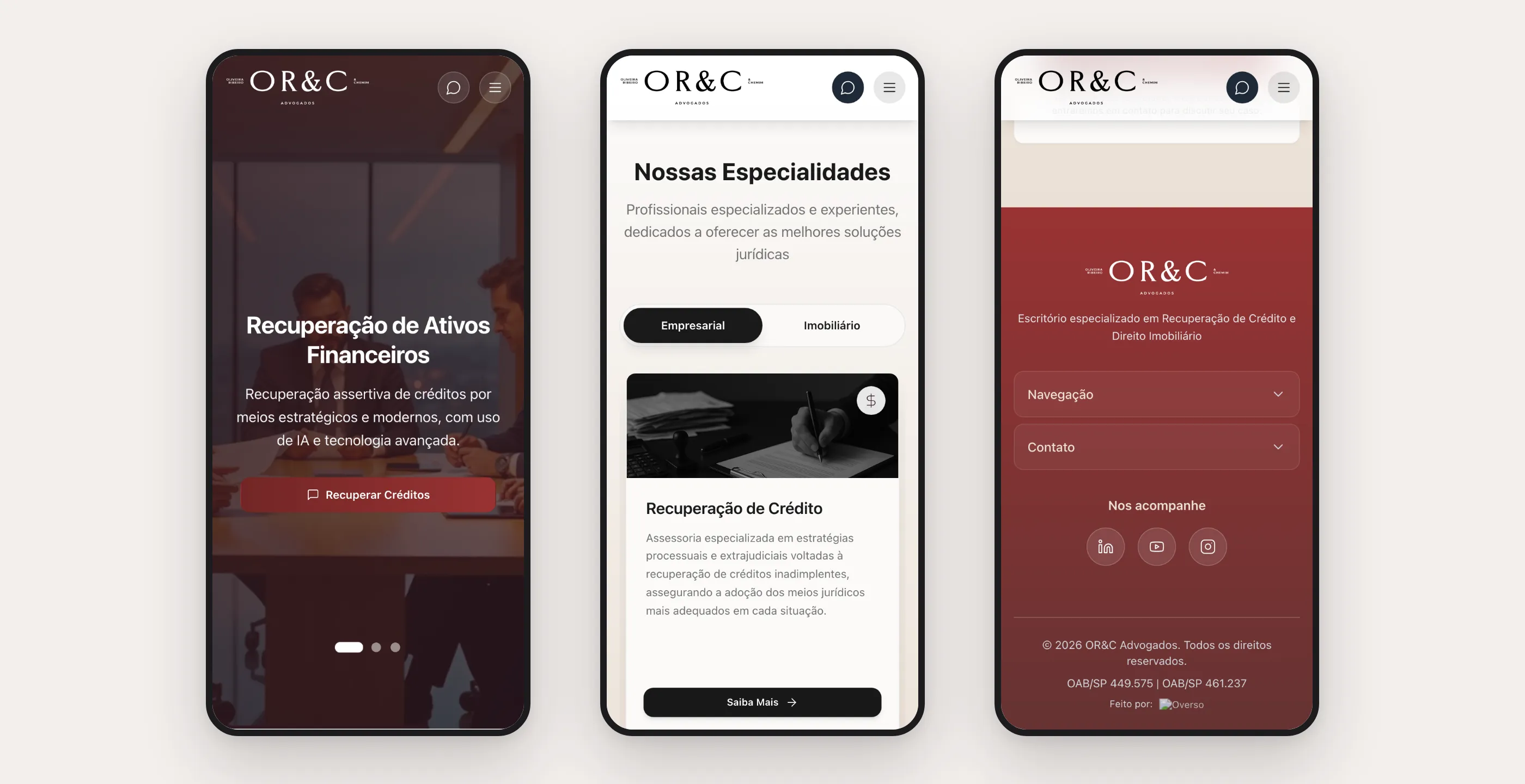 Três telas do site no celular: banner, especialidades com abas e rodapé em acordeão